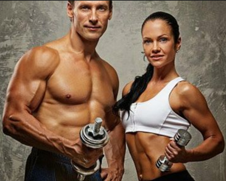 Homme et femme musclé séance musculation