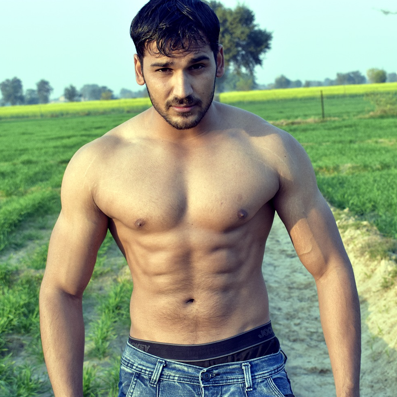 homme muscle en prise de masse dehors