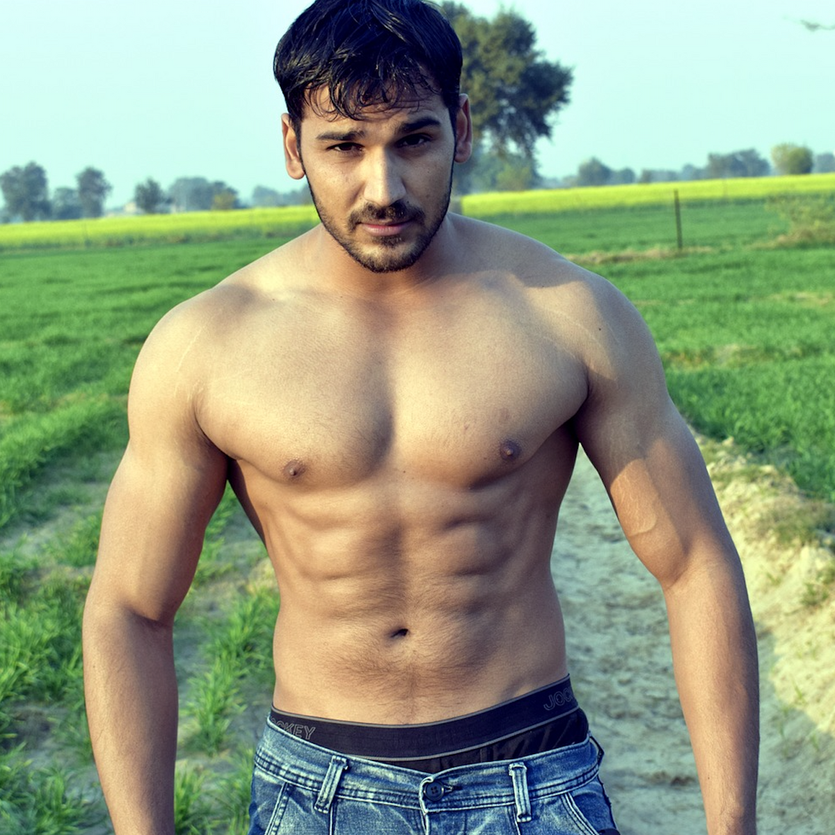 homme muscle en prise de masse dehors