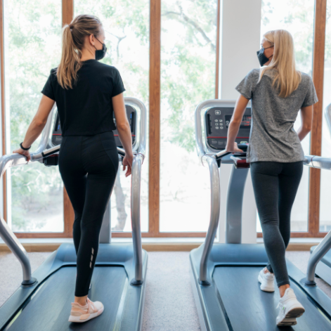 deux femmes sur des tapis de course 