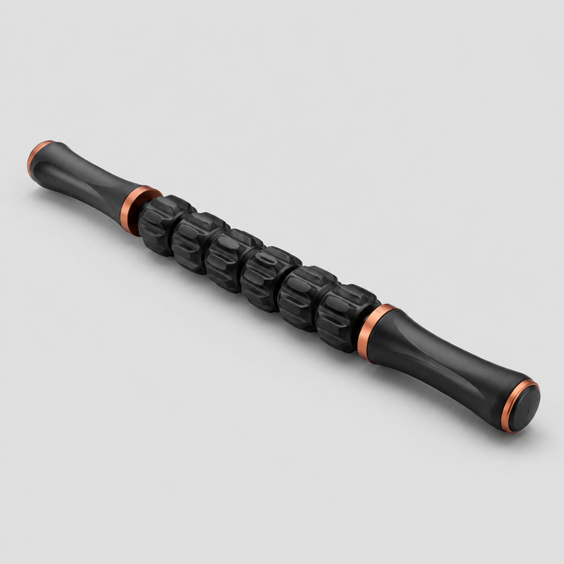 Bâton de massage Shapebox Stick noir et cuivre, rouleaux texturés, fond studio gris clair