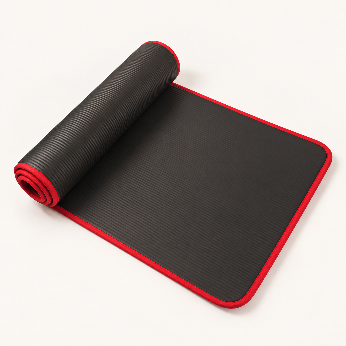 Tapis de sol noir de 10 mm à liseré rouge, partiellement roulé, sur fond crème