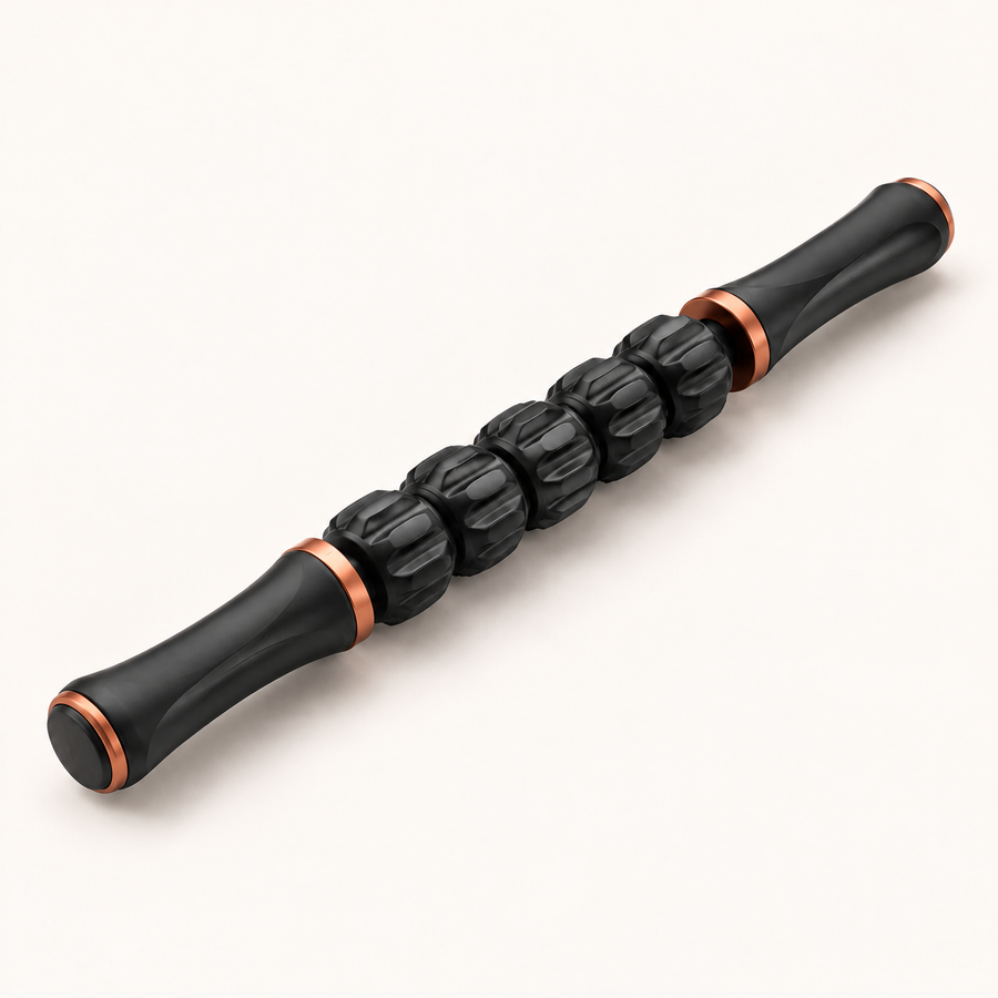 Bâton de massage Shapebox Stick aux rouleaux texturés, sur fond crème